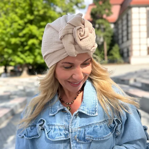 Turban z różą damski muślinowy jasny piaskowy beż