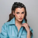 Opaska falista elegancka czarna w białe grochy.