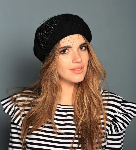 Stylowy beret damski z koralikami i woalką.