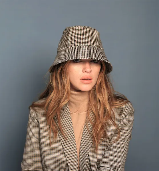 Stylowy kapelusik rybacki w beżową pepitkę.