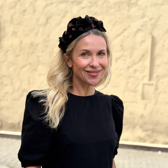 Opaska damska turbanowa czarna w karmelowe grochy