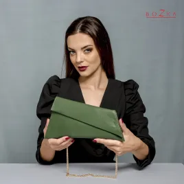 Zielona torebka wizytowa.