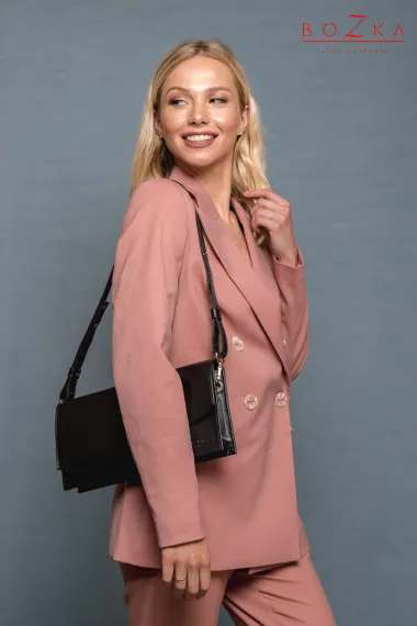 Sztywna torebka o ciekawym kształcie do noszenia na wiele sposobów.