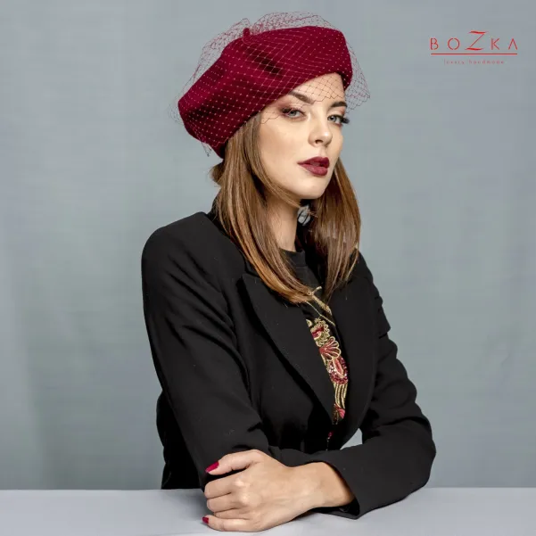 Stylowy beret z woalką i anteną, modny wełniany beret