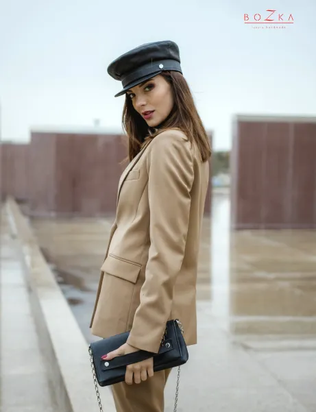 Skórzana czarna torebka kopertówka w jednym.