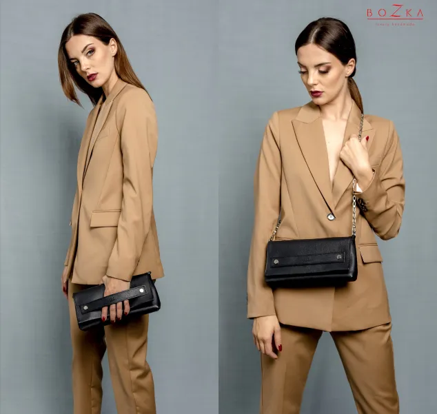 Skórzana czarna torebka kopertówka w jednym.