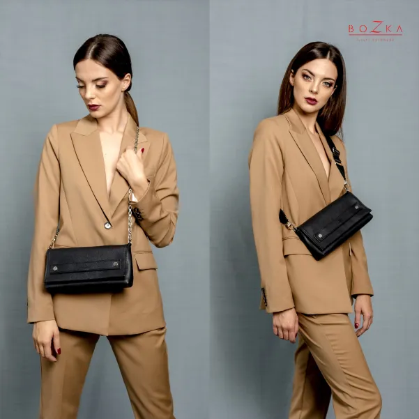 Skórzana czarna torebka kopertówka w jednym.