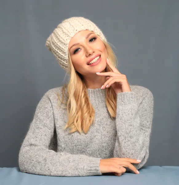 Ciepła zimowa czapka handmade ecru z wełny peruwiańskiej.