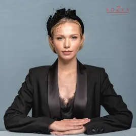 Czarna gruba opaska dla dziewczynki i kobiety z dekoracją z woalki.