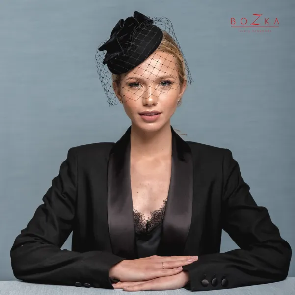 Gustowny czarny toczek z woalką żałobny, lub wieczorowy.