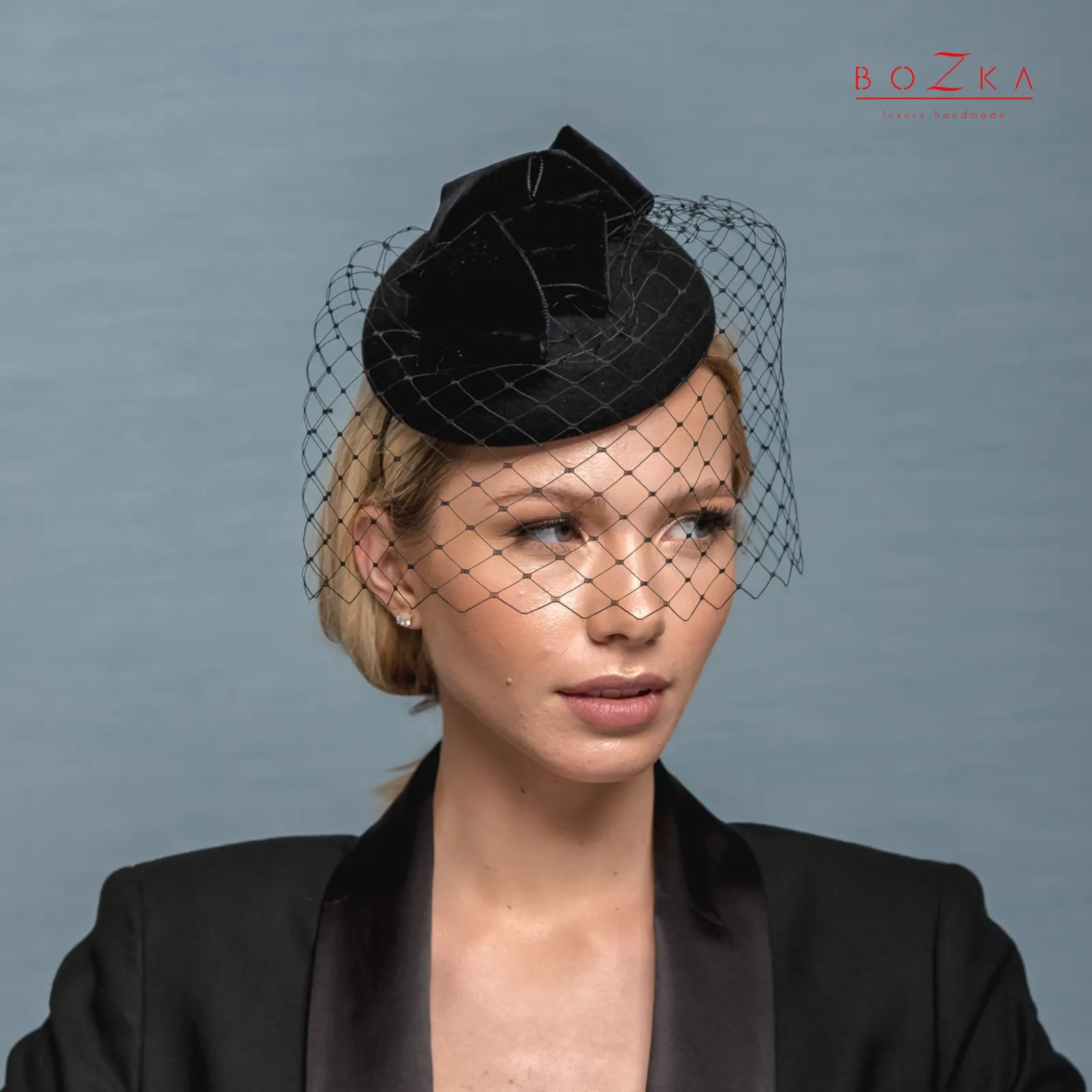 Gustowny czarny toczek z woalką żałobny, lub wieczorowy.