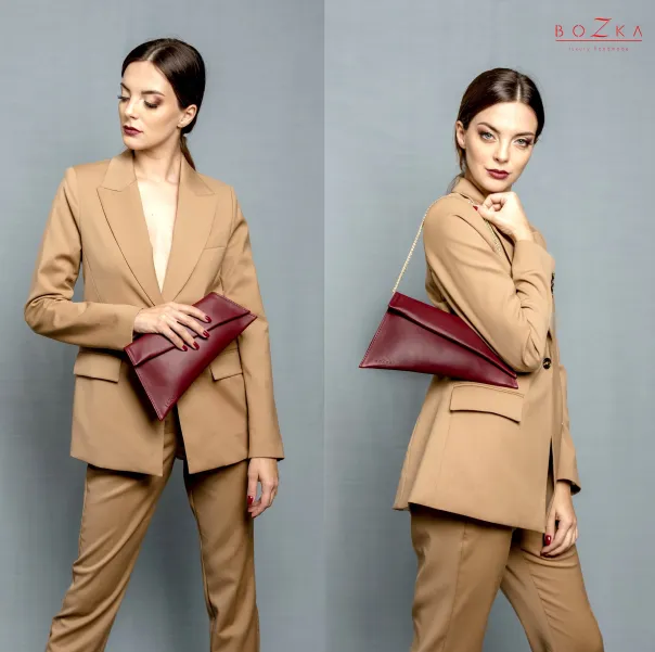 Bordowa matowa kopertówka.