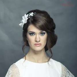 Ozdoba ślubna we włosy z kwiatów i pereł.