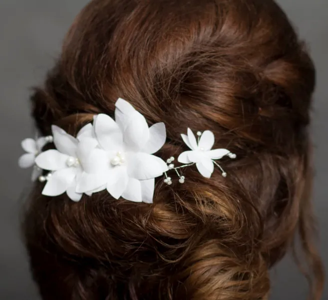 Ozdoba ślubna we włosy z kwiatów i pereł.