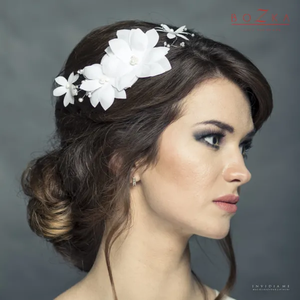 Ozdoba ślubna we włosy z kwiatów i pereł.