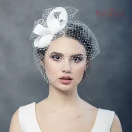 Ślubna jedwabna duża kokarda z woalką.