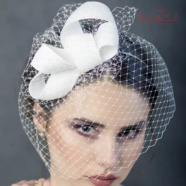 Ślubna jedwabna duża kokarda z woalką.