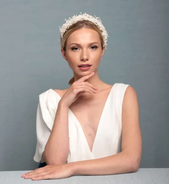 Opaska ślubna z drobnymi perełkami.