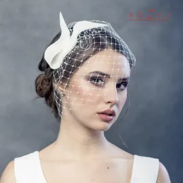 Unikatowy fascynator ślubny do nowoczesnej sukni.