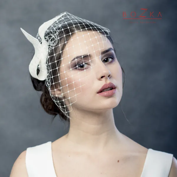 Unikatowy fascynator ślubny do nowoczesnej sukni.