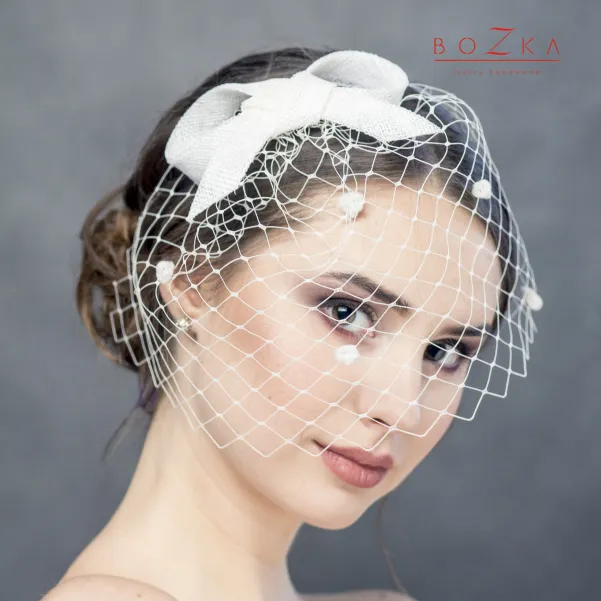 Woalka ślubna w kropeczki z kokardką.