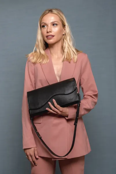 Sztywna torebka o ciekawym kształcie do noszenia na wiele sposobów.