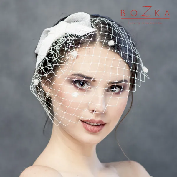 Woalka ślubna w kropeczki z kokardką.