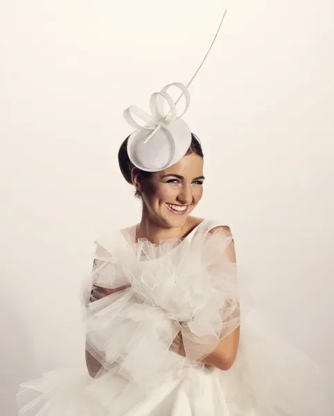 Ślubny toczek z długim piórem