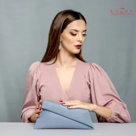 Niebieska kopertówka na łańcuszku.