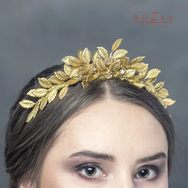 Korona ślubna z greckimi listkami i kryształkami.