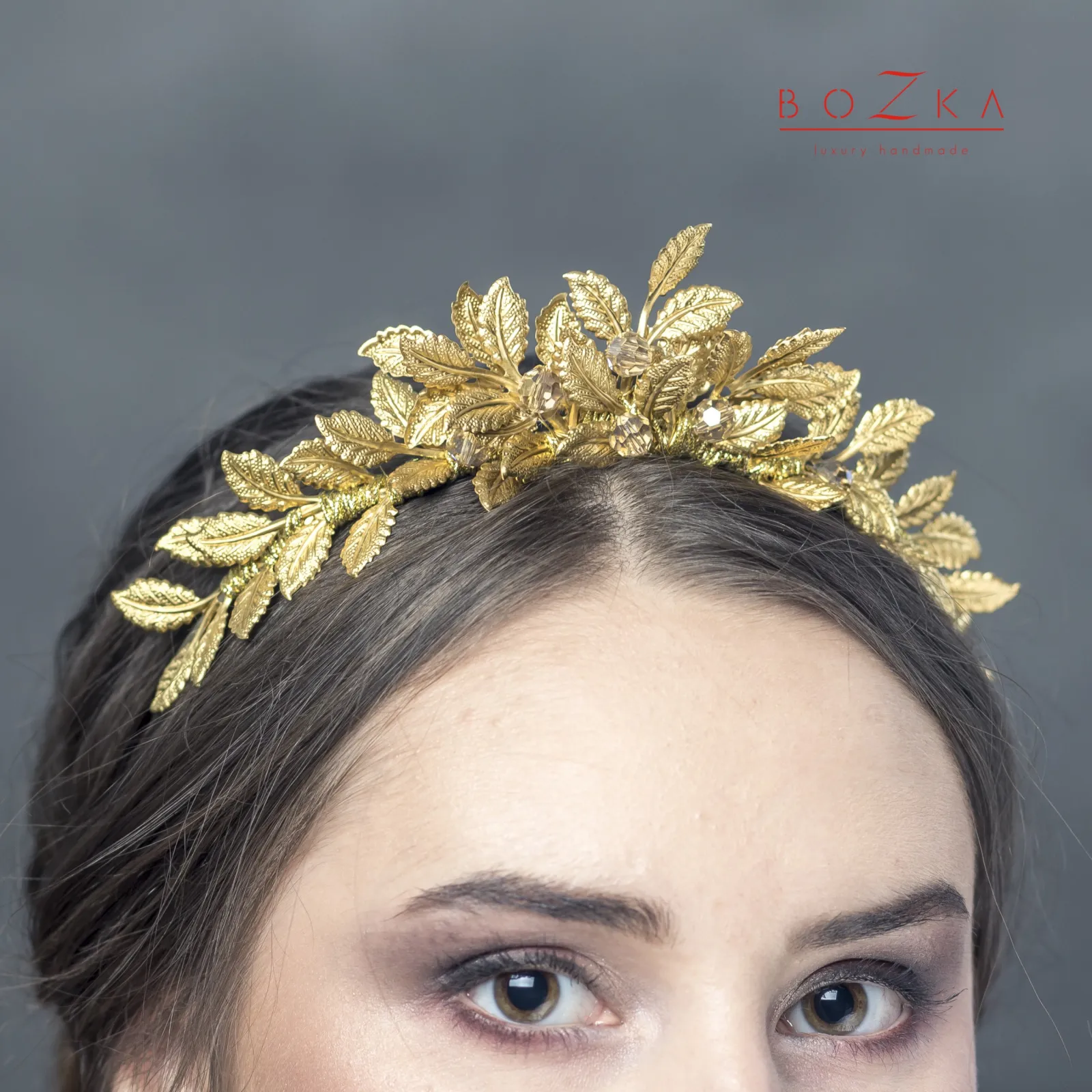 Korona ślubna z greckimi listkami i kryształkami.