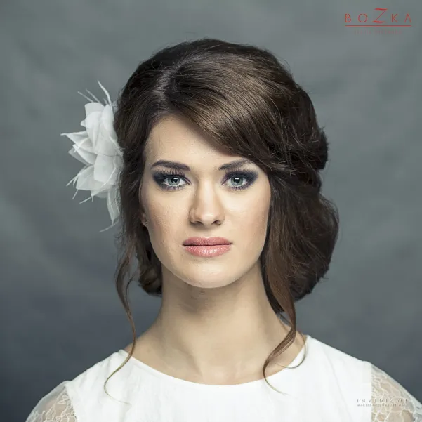 Ślubny kwiat we włosy z delikatnej jedwabnej organzy.