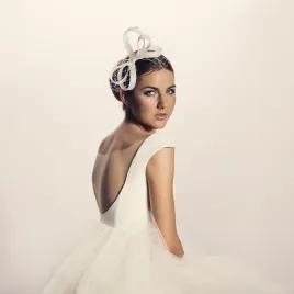 Fascynator śluny z woalką z puszkiem