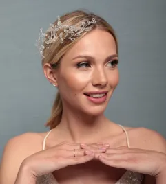 Ozdobado fryzury ślubnej ze srebrnymi listkami.