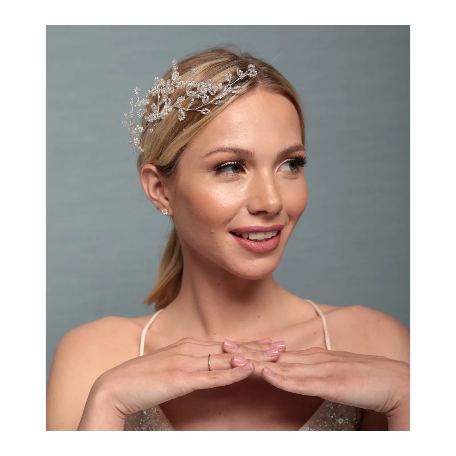 Ozdobado fryzury ślubnej ze srebrnymi listkami.