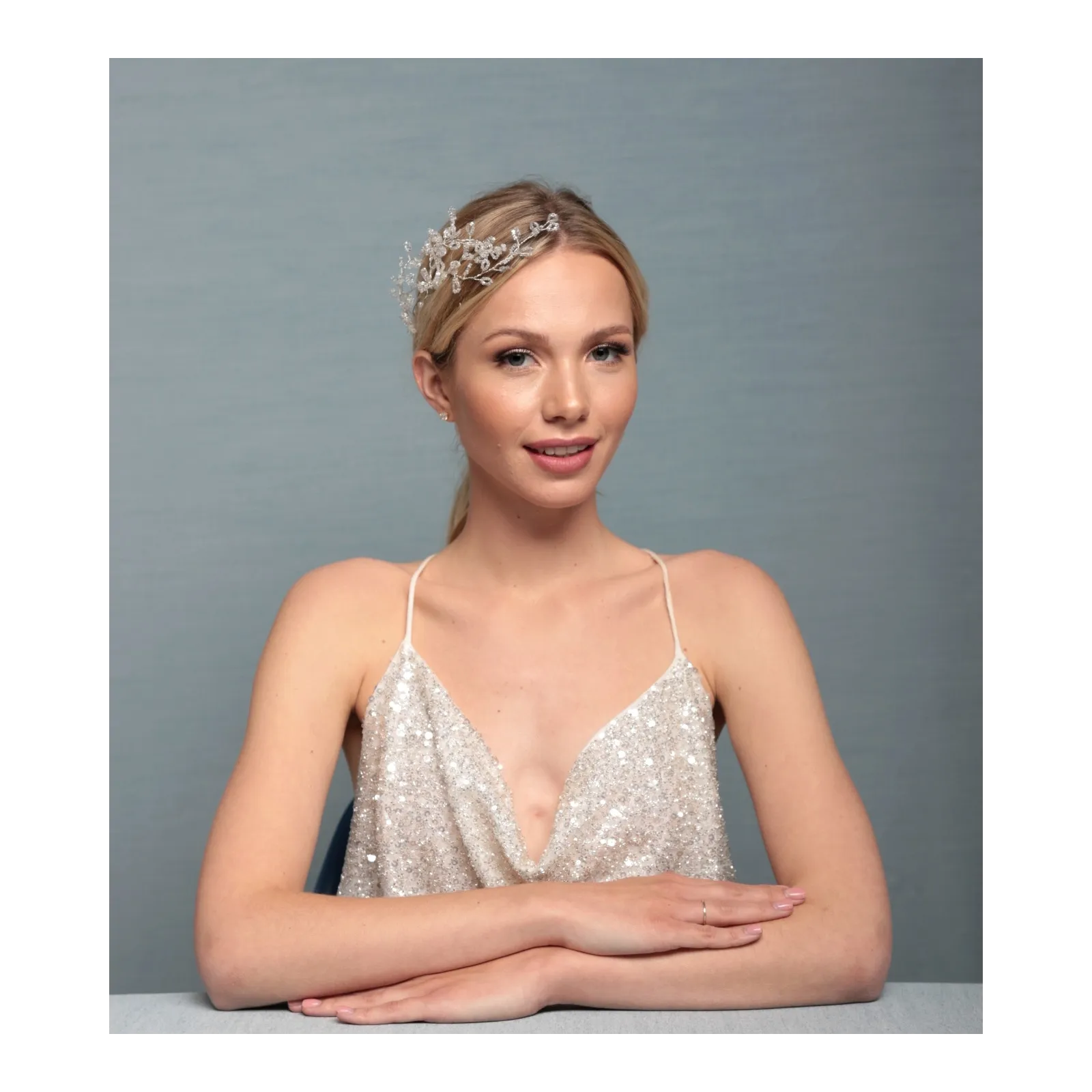 Ozdobado fryzury ślubnej ze srebrnymi listkami.