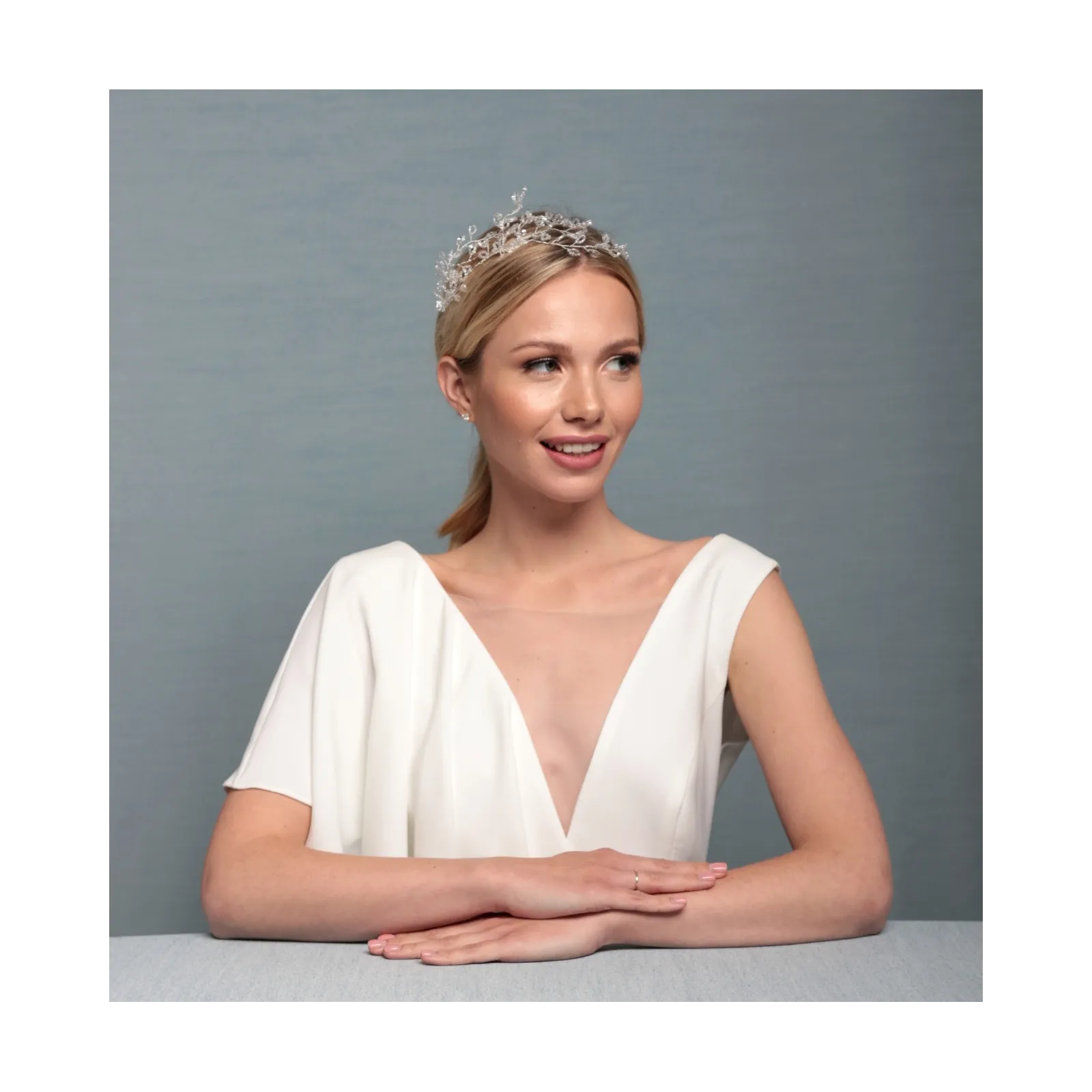 Ozdobado fryzury ślubnej ze srebrnymi listkami.