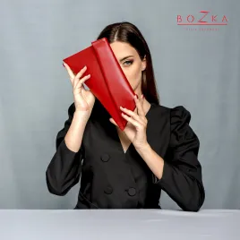 Torebka czerwona kopertówka.