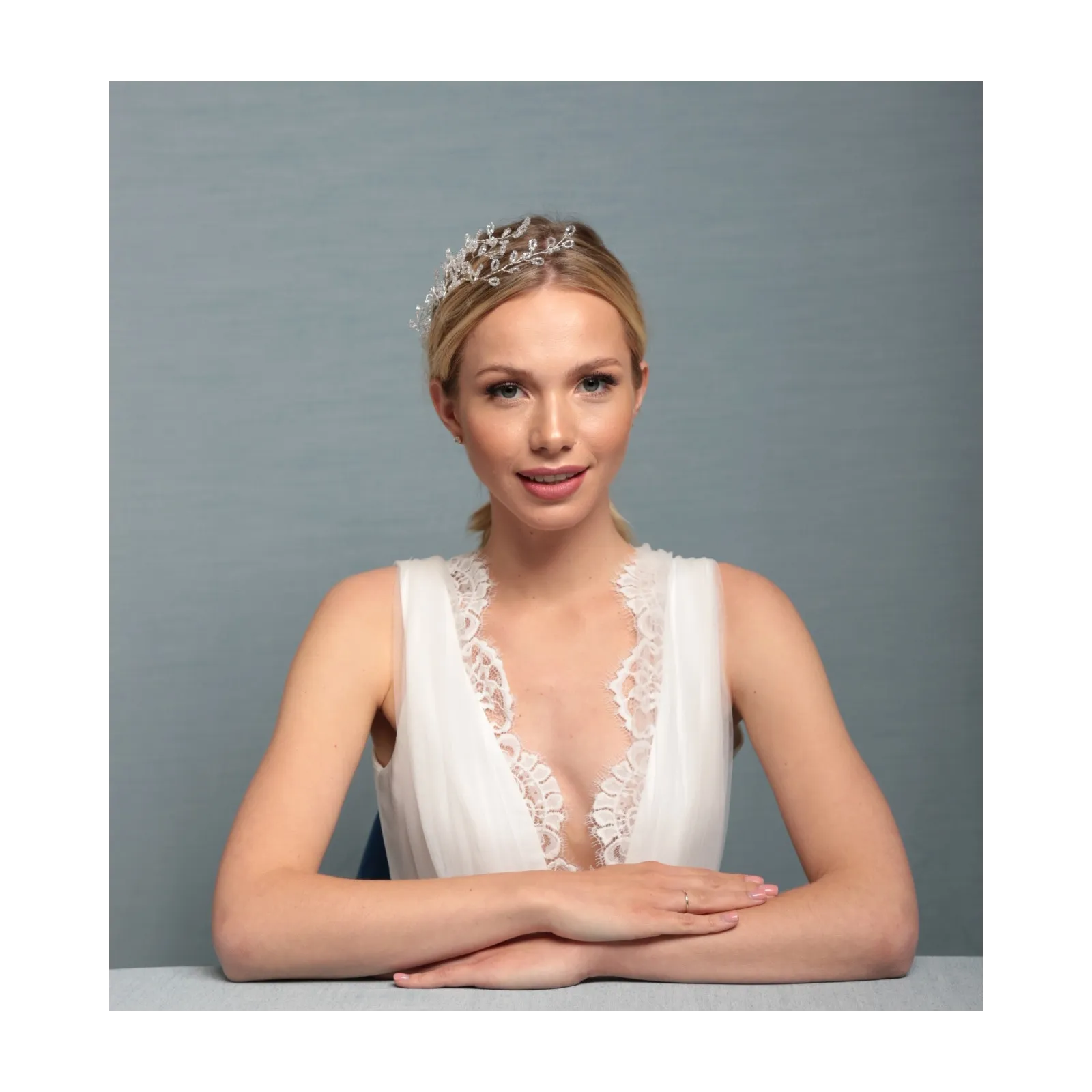 Ozdobado fryzury ślubnej ze srebrnymi listkami.