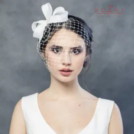 Ślubna kokarda we włosy z krótką woalką.