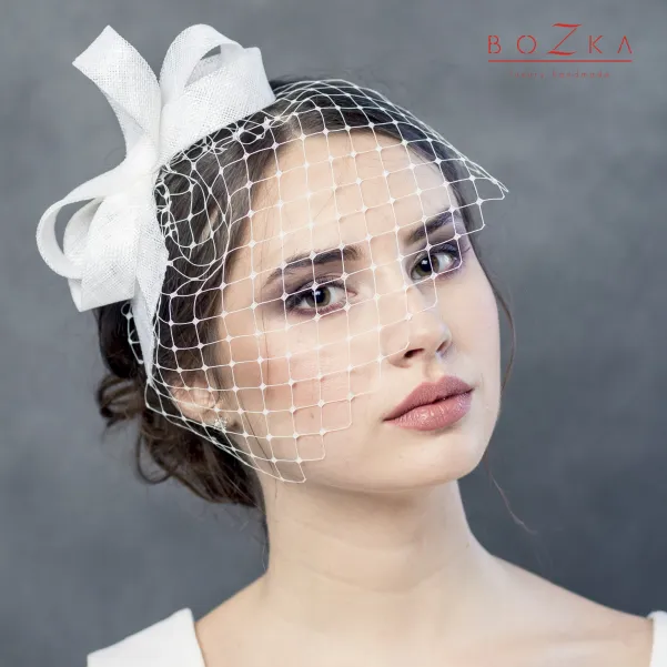 Ślubna kokarda we włosy z krótką woalką.