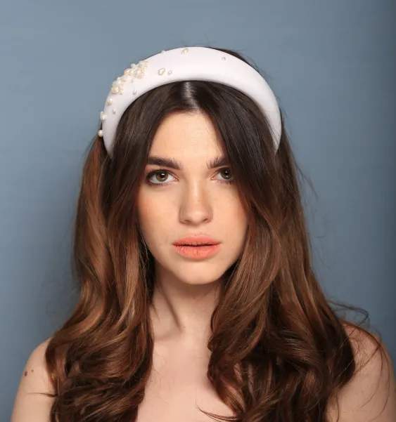 Biała gruba opaska ślubna z perełkami naturalnymi.