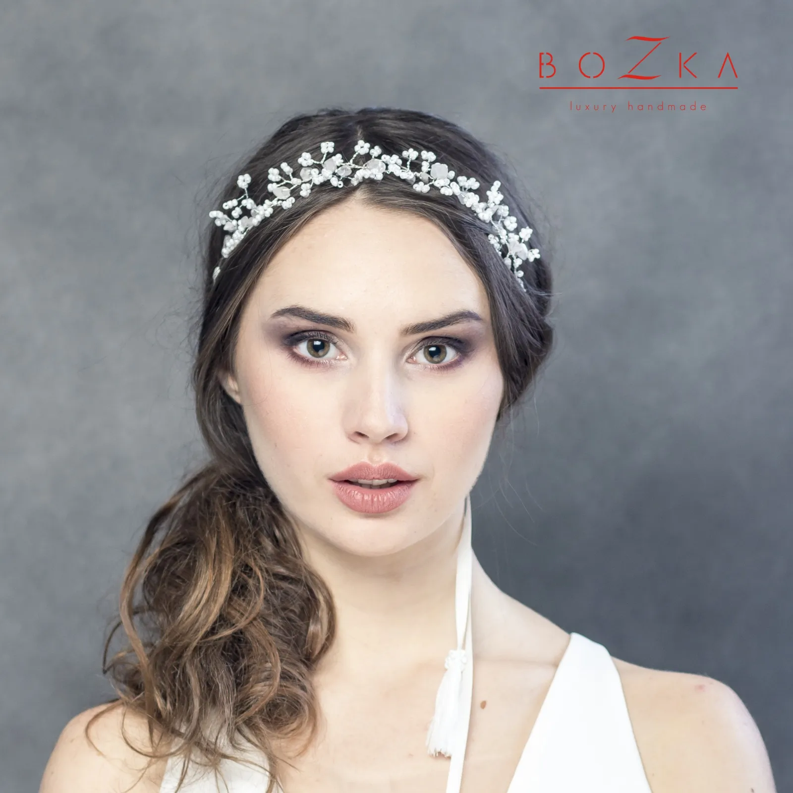 Wiązana biało- różowa biżuteryjna opaska na druciku.