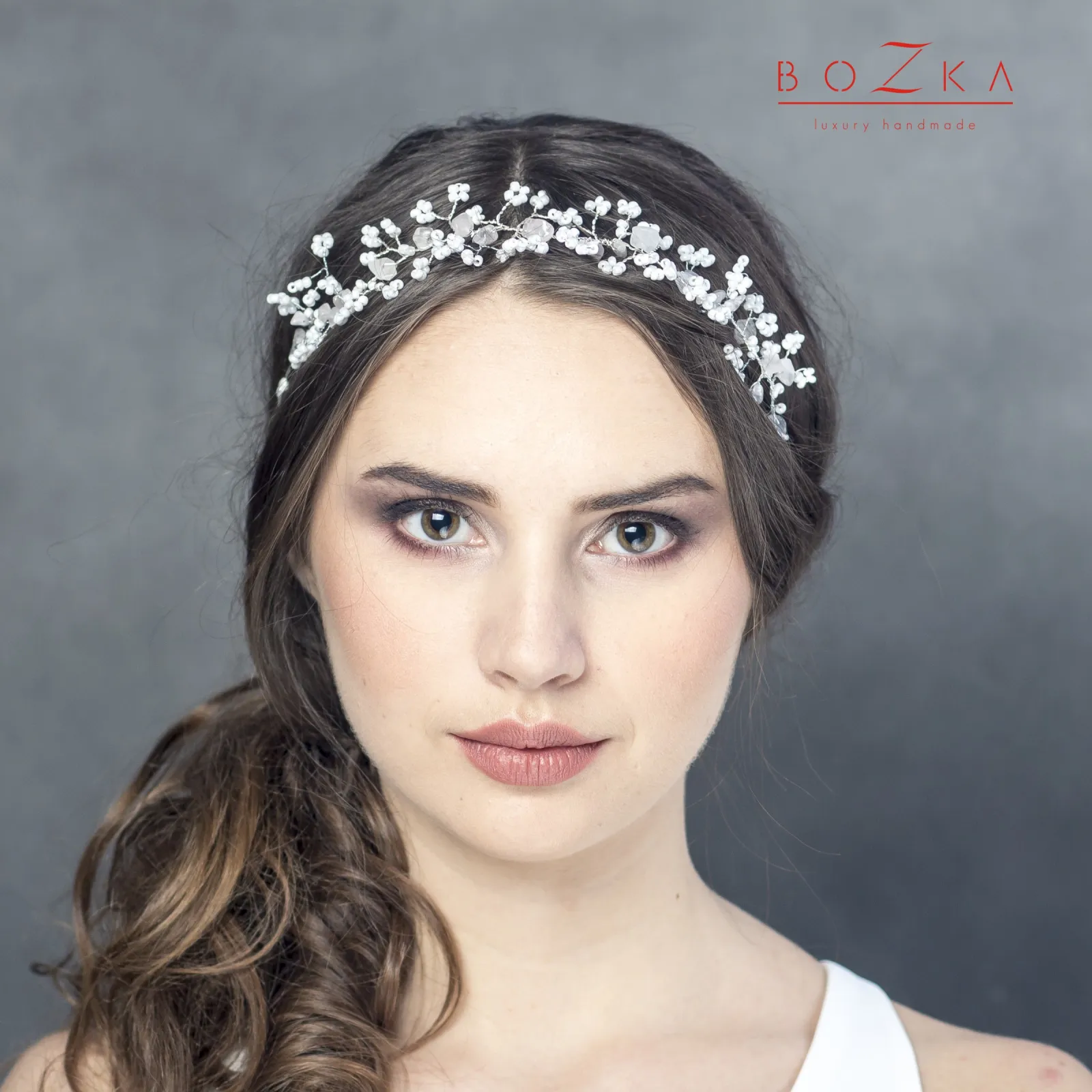 Wiązana biało- różowa biżuteryjna opaska na druciku.