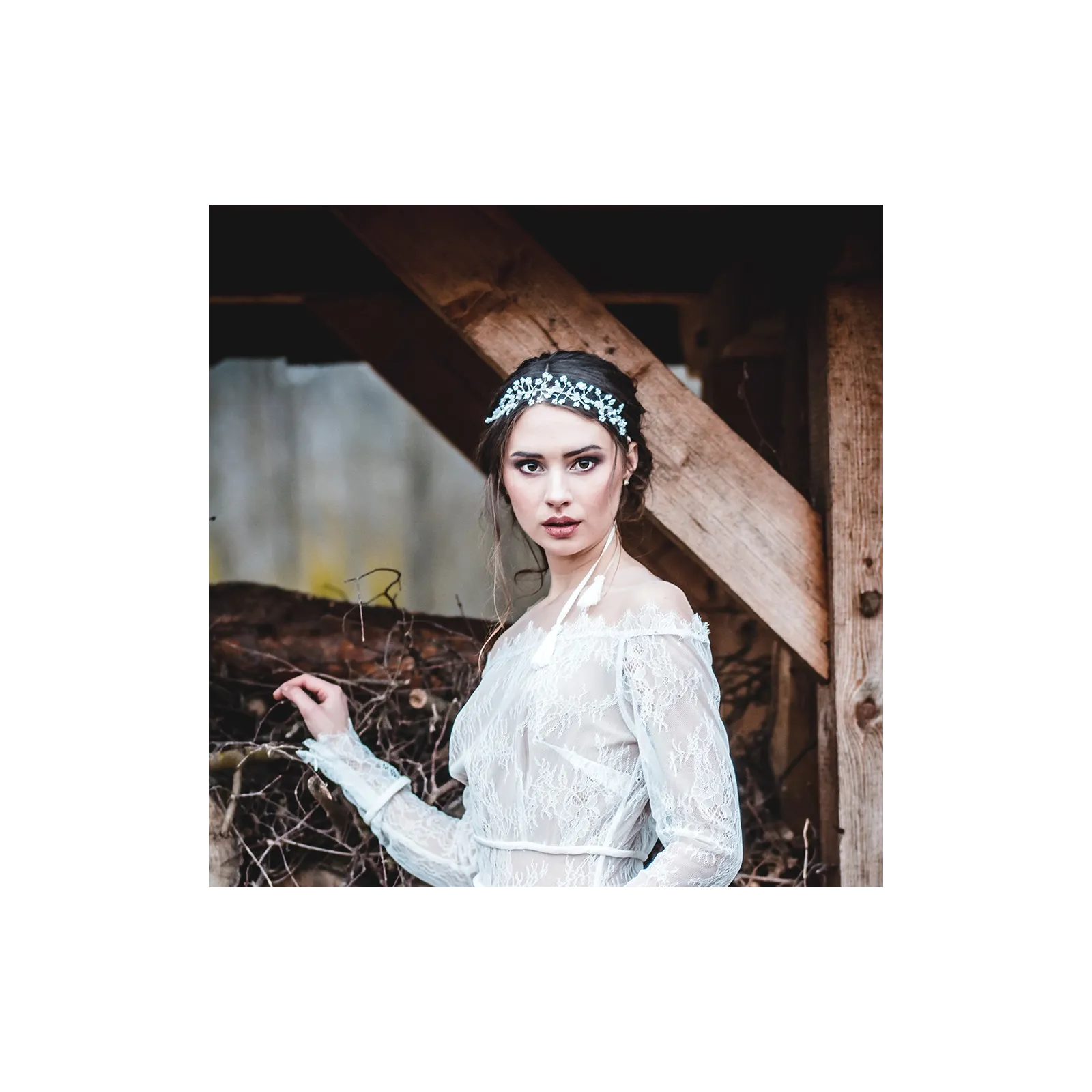 Wiązana biało- różowa biżuteryjna opaska na druciku.