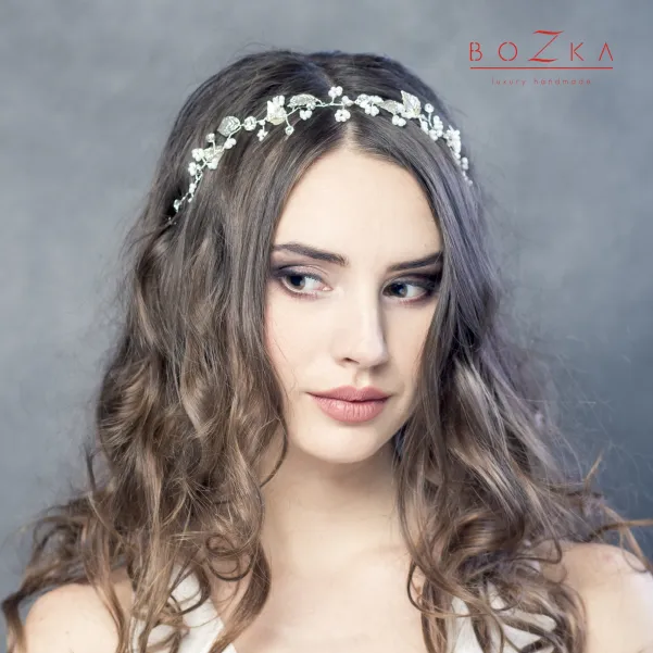 Ślubna srebrna opaska w stylu boho z kryształkami.