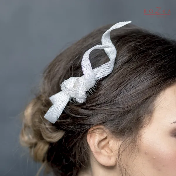 Ozdoba ślubna na grzebyku.