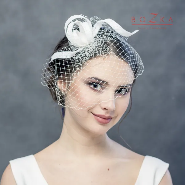 Delikatna falista ozdoba ślubna we włosy z woalką.