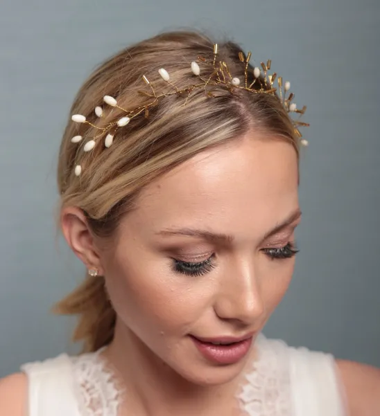 Delikatna złota ozdoba ślubna opaska.