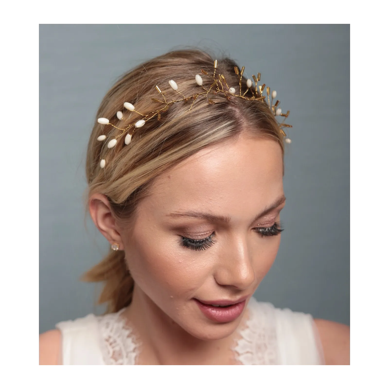 Delikatna złota ozdoba ślubna opaska.